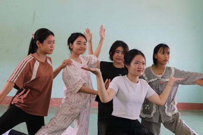 Thiên Kim (áo trắng) cùng các bạn tập văn nghệ để biểu diễn trong lễ khai giảng năm học mới.