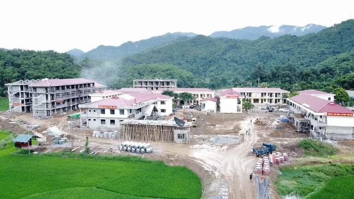 Những khối nhà lớp học đã dần hoàn thiện.