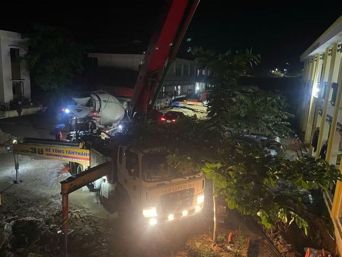 Máy móc và nhân lực được huy động tối đa.