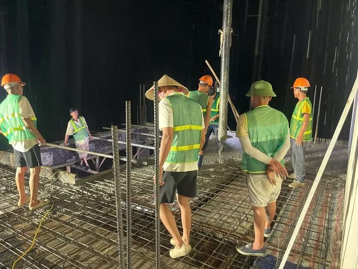 Công nhân làm xuyên đêm để kịp tiến độ tại công trình Trường Nội trú liên cấp Tiểu học và THCS Tam Lư.