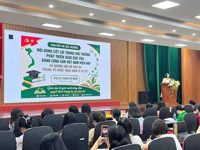 Phó Giáo sư, Tiến sĩ Cung Thị Ngọc - Giảng viên cao cấp Học viện Chính trị Khu vực I Iên lớp chuyên đề.