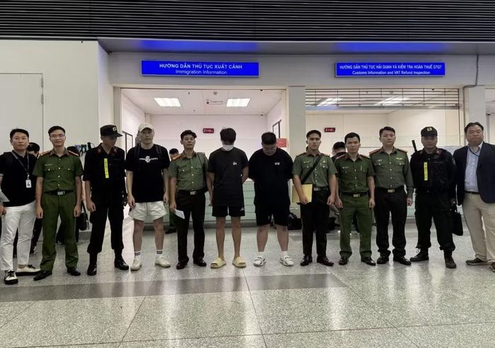 Công an tỉnh Bắc Ninh và Cục Đối ngoại - Bộ Công an bàn giao các trường hợp truy nã đỏ Interpol cho lực lượng chức năng Hàn Quốc.
