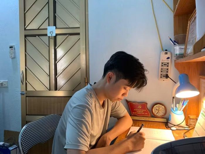 Dù đạt 29 điểm khối A00 nhưng em Vương Thanh Nguyễn (THPT chuyên Hà Tĩnh) vẫn thấp thỏm ước mơ vào đại học.