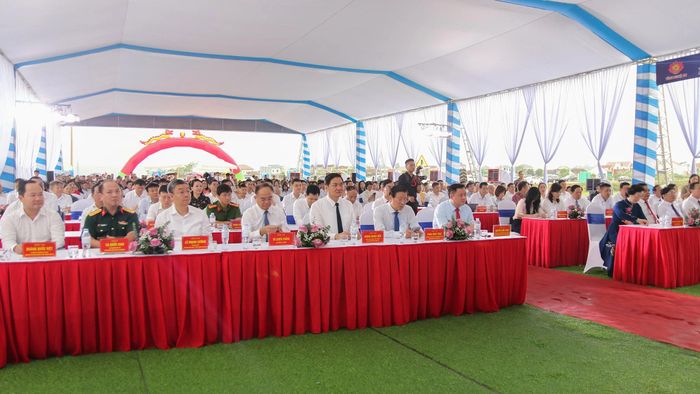 Các đại biểu tham dự lễ khởi công.