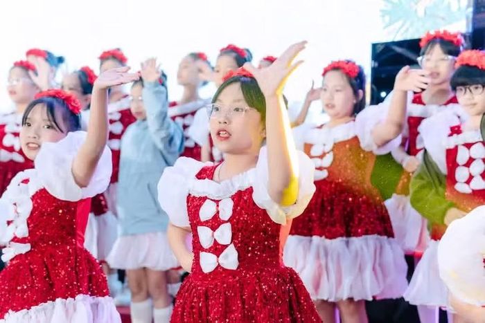 Học sinh Phenikaa School biểu diễn trong một chương trình âm nhạc do nhà trường tổ chức.