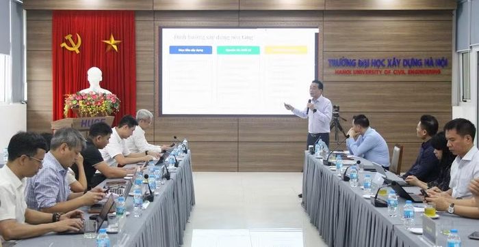 GS.TS Chử Đức Trình - Hiệu trưởng Trường Đại học Công nghệ (Đại học Quốc gia Hà Nội) trình bày báo cáo "Hệ thống thông tin phục vụ quản lý, xét duyệt, chi trả học bổng - Nền tảng quản trị đào tạo và phát triển nguồn nhân lực chiến lược quốc gia".