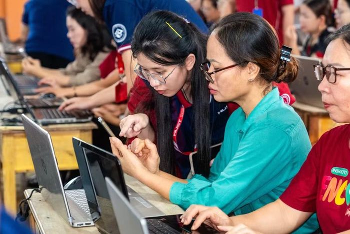 Sinh viên Khoa KH và CN giáo dục, ĐH Bách khoa Hà Nội hỗ trợ thầy cô ứng dụng chuyển đổi số vào giảng dạy.