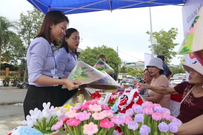 Các sản phẩm nổi bật do người khuyết tật làm ra.