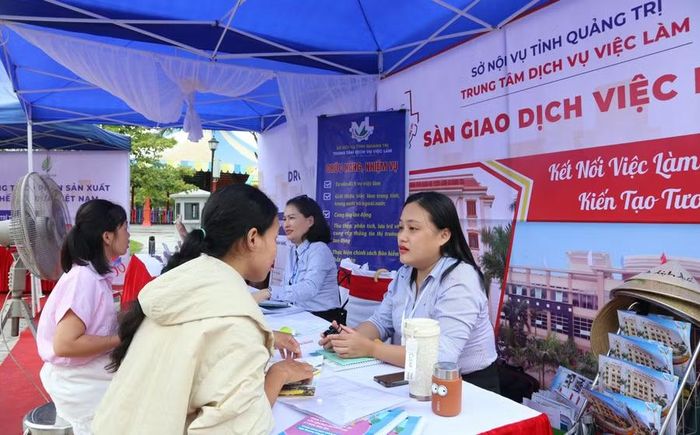 Cán bộ Trung tâm Dịch vụ Việc làm (Sở Nội vụ) hướng dẫn cho người khuyết tật.