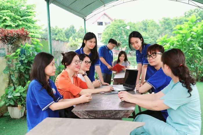 Các cô giáo Trường THPT Kim Ngọc trao đổi cùng học sinh về các vấn đề học tập cũng như cuộc sống. Ảnh: Đình Tuệ.