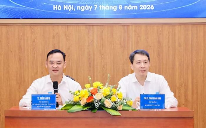 Thứ trưởng Phạm Quang Hưng và ông Trần Nam Tú - Phó Cục trưởng Cục Khoa học, Công nghệ và Thông tin (Bộ GD&amp;ĐT) điều hành phiên thảo luận.
