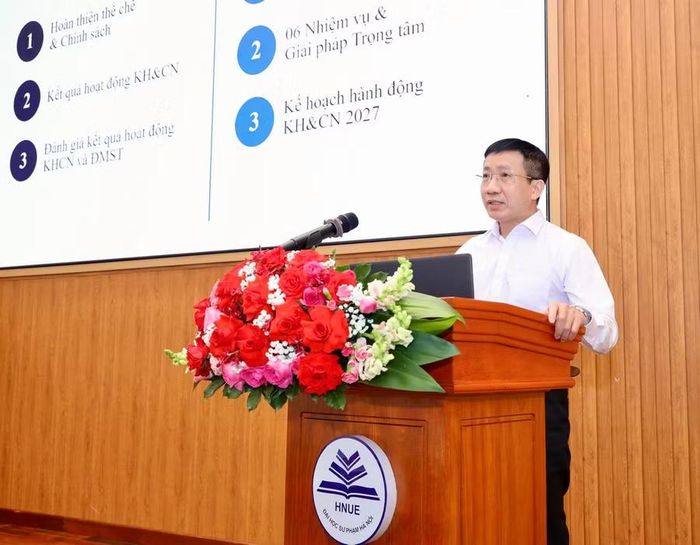 Ông Vũ Thanh Bình - Phó Cục trưởng Cục Khoa học, Công nghệ và Thông tin (Bộ GD&amp;ĐT) báo cáo tại hội nghị.