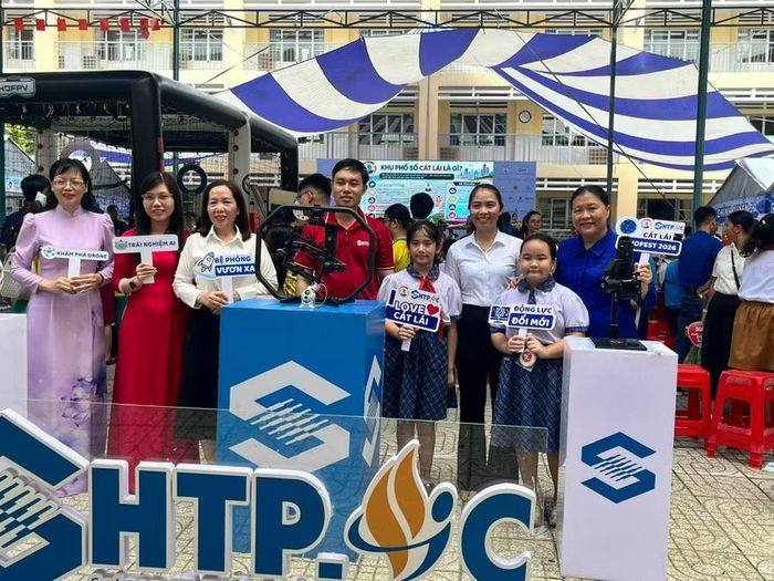 Lãnh đạo phường Cát Lái cùng người dân trải nghiệm các hoạt động chuyển đổi số tại ngày hội.