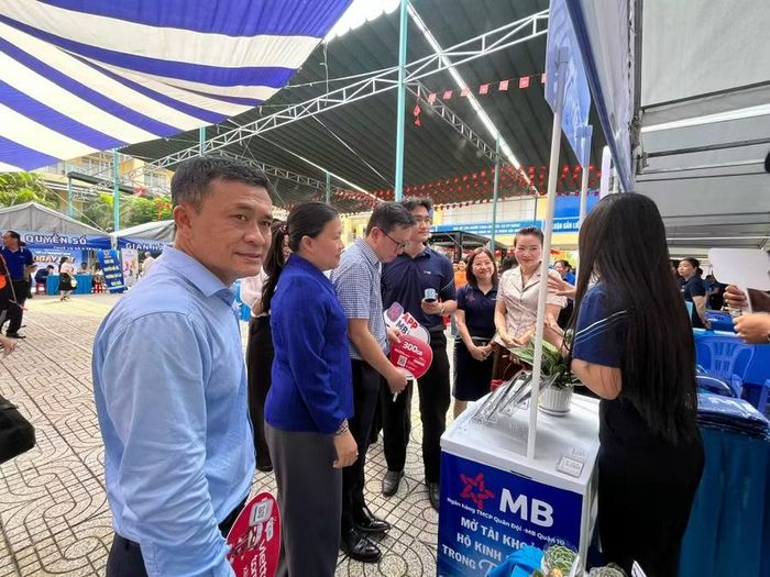 Lãnh đạo phường Cát Lái tham quan các gian hàng chuyển đổi số.