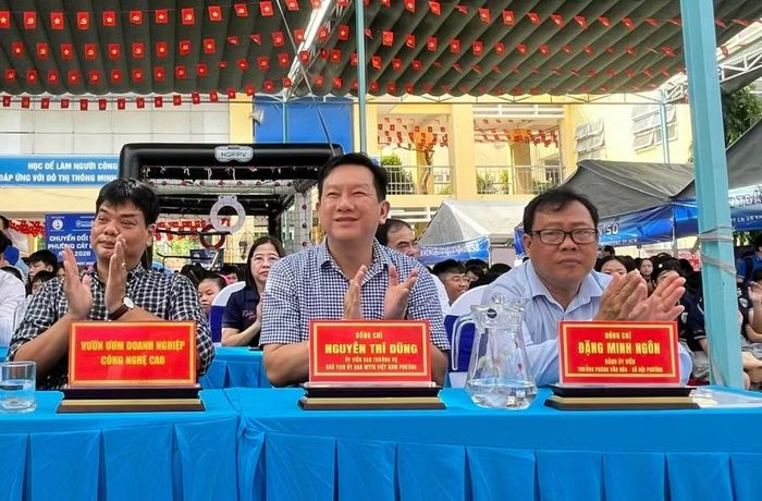 Chính quyền và doanh nghiệp cùng đồng hành trình chuyển đổi số.