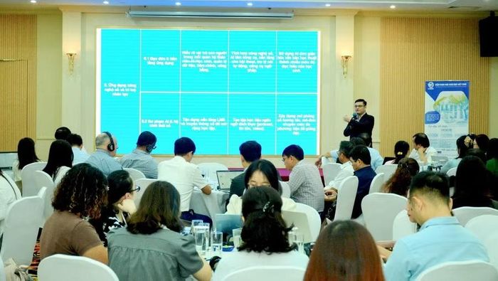 Ông Đỗ Đức Lân - Phó Giám đốc phụ trách Trung tâm Hợp tác phát triển (Viện Chiến lược và Chính sách Giáo dục) chia sẻ về dự thảo Khung phát triển chuyên môn cho giáo viên Việt Nam.
