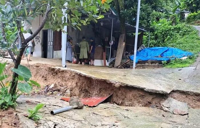 Sạt lở đang đe dọa công trình nhà ở của người dân tại xã Quan Sơn. Ảnh: CTV