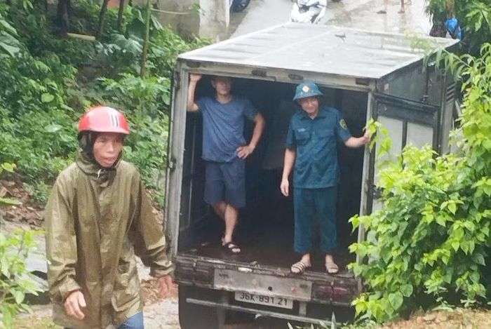 Lực lượng chức năng ở xã Quan Sơn đang sơ tán người dân đến nơi an toàn. Ảnh: CTV