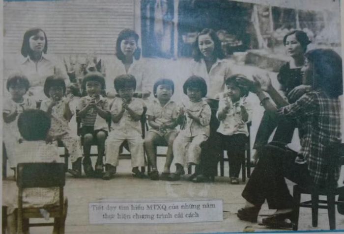 Cô và trò Trường mầm non Măng Non 7 năm 1978, nay là Trường mầm non 7A, phường Bình Thạnh, TPHCM. Ảnh tư liệu của Sở GD&amp;ĐT TPHCM.