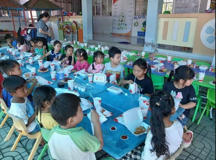 Bảo đảm bữa ăn đủ dinh dưỡng, an toàn thực phẩm là yêu cầu quan trọng trong chăm sóc trẻ mầm non.