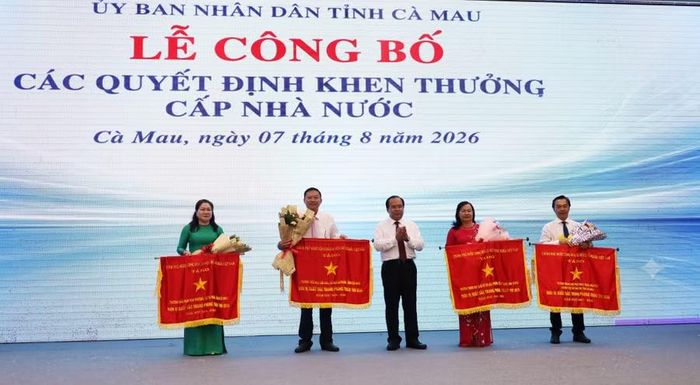 Lãnh đạo tỉnh trao cờ thi đua của Chính phủ cho đại diện 4 tập thể.