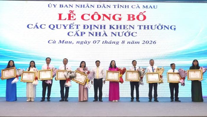 Lãnh đạo tỉnh trao Huân chương lao động cho các tập thể, cá nhân.