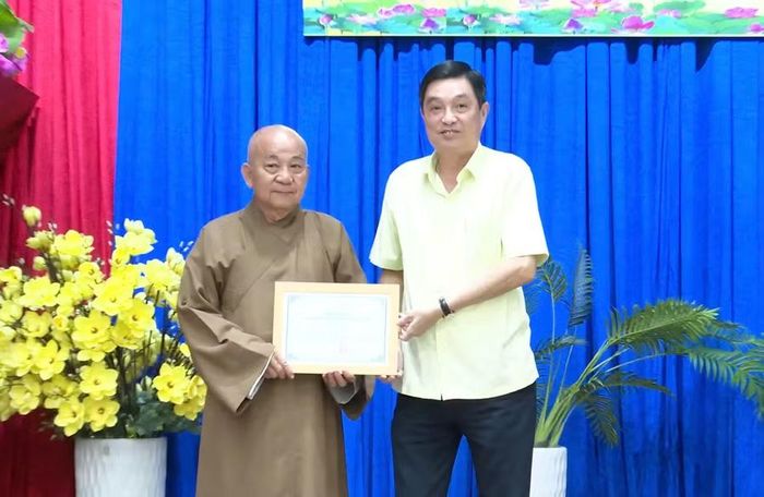 Đại diện lãnh đạo phường Long Xuyên, tỉnh An Giang trao Thư cảm ơn nhà tài trợ.