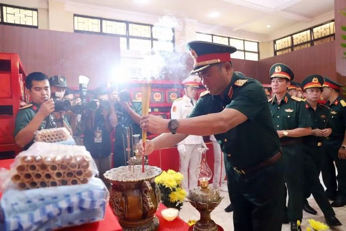 Trung tướng Lê Xuân Thế, Tư lệnh Quân khu 7, thắp hương tại nhà quàn các hài cốt liệt sĩ.