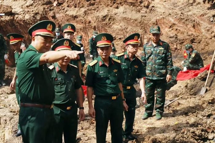 Trung tướng Lê Xuân Thế, chỉ đạo, thăm hỏi động viên lực lượng tìm kiếm hài cốt liệt sĩ.