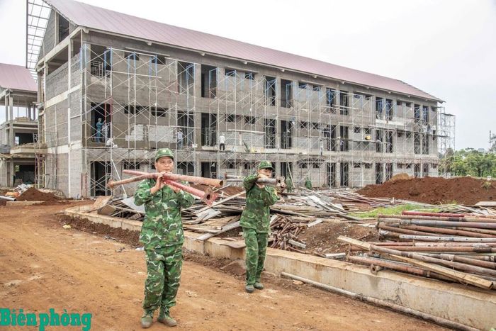 Cán bộ, chiến sĩ Bộ đội Biên phòng tham gia thi công công trình Trường phổ thông nội trú liên cấp Tiểu học và Trung học cơ sở Thuận An. Ảnh: Lê Văn Chương