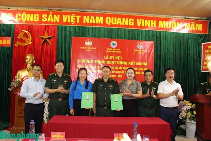 Đại diện Chi đoàn Đồn Biên phòng Nậm Nhừ và Đoàn Thanh niên Cộng sản Hồ Chí Minh xã Nà Hỳ trao văn bản ký kết chương trình hoạt động kết nghĩa giai đoạn 2026-2030. Ảnh: Mùa Tùng