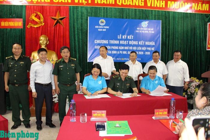 Đại diện Đồn Biên phòng Nậm Nhừ và Hội Liên hiệp Phụ nữ các xã Tìa Dình, Pu Nhi ký kết chương trình hoạt động kết nghĩa thực hiện Chương trình “Đồng hành cùng phụ nữ biên cương” giai đoạn 2026-2030. Ảnh: Mùa tùng