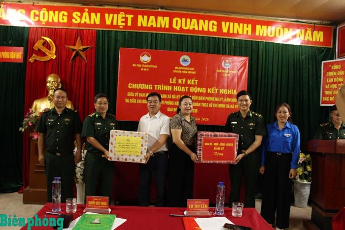 Ban Chỉ huy Bộ đội Biên phòng tỉnh Điện Biên và cấp ủy, chính quyền xã Nà Hỳ trao quà chúc mừng các đơn vị tham gia chương trình hoạt động kết nghĩa. Ảnh: Mùa Tùng