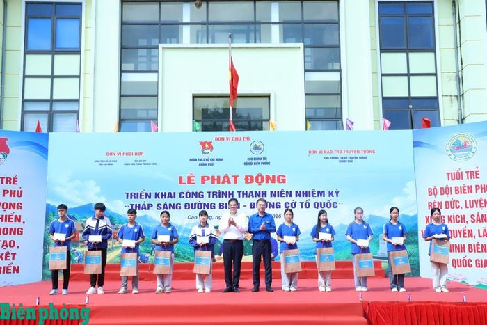 Đồng chí Nguyễn Tường Lâm và đồng chí Vũ Hồng Quang tặng quà cho các em học sinh vượt khó, học giỏi. Ảnh: Ngọc Lâm