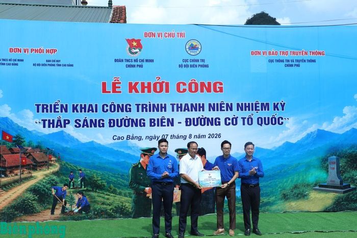 Đại diện các đơn vị tài trợ trao biểu trưng hỗ trợ chi phí xây dựng công trình “Thắp sáng đường biên - Đường cờ Tổ quốc cho Ủy ban nhân dân xã Trà Lĩnh. Ảnh: Ngọc Lâm