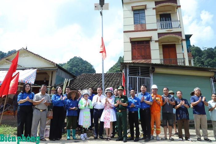 Thiếu tướng Vũ Quốc Ân và đồng chí Lại Xuân Lâm cùng các đại biểu chụp ảnh lưu niệm cùng người dân sau Lễ khánh thành công trình. Ảnh: Ngọc Lâm