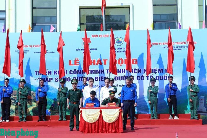 Các đại biểu chứng kiến Thủ trưởng Cục Chính trị Bộ đội Biên phòng và Đoàn Thanh niên Chính phủ ký kết phát động triển khai công trình thanh niên. Ảnh: Ngọc Lâm
