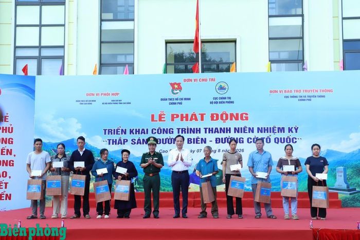 Thiếu tướng Vũ Quốc Ân và đồng chí Lại Xuân Lâm tặng quà cho các hộ gia đình có hoàn cảnh khó khăn. Ảnh: Ngọc Lâm