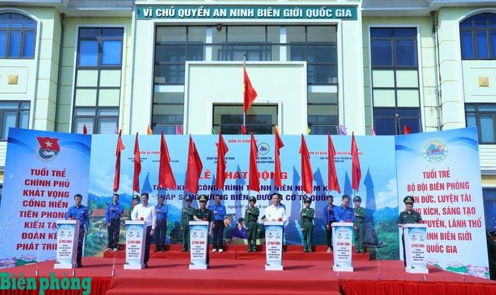 Các đại biểu bấm nút phát động triển khai công trình thanh niên. Ảnh: Ngọc Lâm