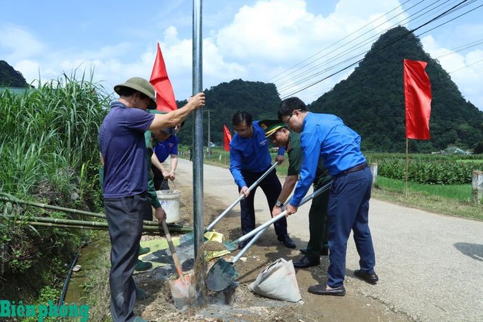 Đại tá Nguyễn Quốc Hiếu và đồng chí Bùi Hoàng Tùng cùng các đại biểu tham gia động thổ công trình “Thắp sáng đường biên - Đường cờ Tổ quốc” tại xóm Bản Quang, xã Trà Lĩnh, tỉnh Cao Bằng. Ảnh: Ngọc Lâm