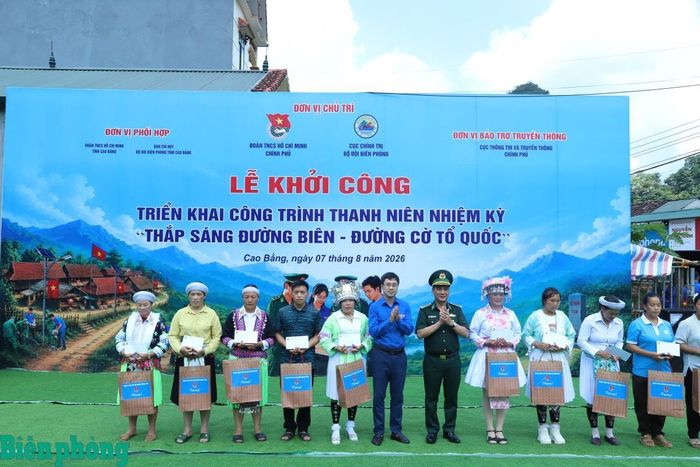 Đại tá Nguyễn Quốc Hiếu và đồng chí Bùi Hoàng Tùng tặng quà cho các hộ gia đình có hoàn cảnh khó khăn trên địa bàn. Ảnh: Ngọc Lâm