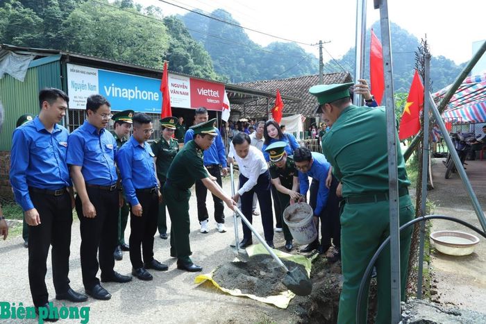 Thiếu tướng Vũ Quốc Ân và đồng chí Lại Xuân Lâm cùng các đại biểu tham gia động thổ công trình “Thắp sáng đường biên - Đường cờ Tổ quốc” tại xóm Bản Quang, xã Trà Lĩnh, tỉnh Cao Bằng. Ảnh: Ngọc Lâm