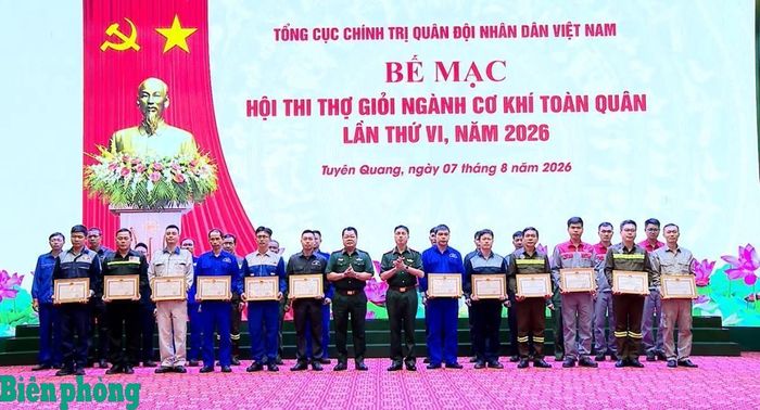 Ban tổ chức trao thưởng cho các thí sinh đoạt giải. Ảnh: Hồng Pha