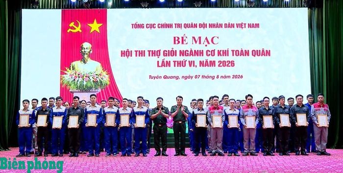 Ban tổ chức trao thưởng các thí sinh đạt danh hiệu "Bàn tay Vàng". Ảnh: Hồng Pha
