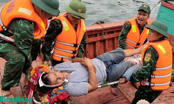 Cán bộ Đồn Biên phòng Cửa Sót đưa ông Hùng vào bờ. Ảnh: Thanh Giang