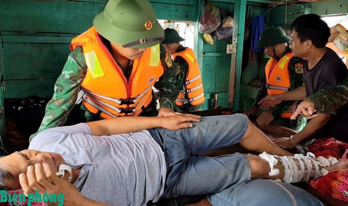 Cán bộ quân y Đồn Biên phòng Cửa Sót băng bó, sơ cứu ban đầu cho ông Hùng. Ảnh: Thanh Giang