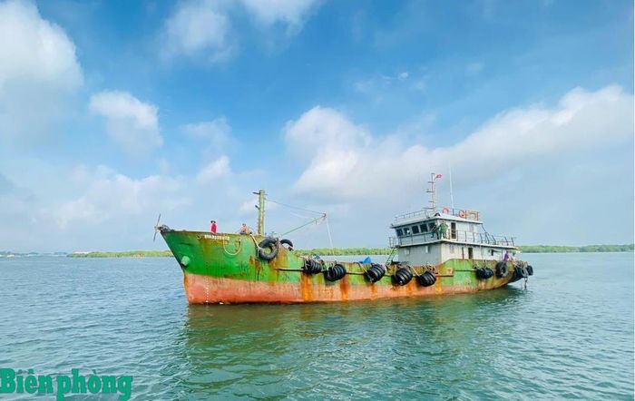 Tàu TH-92812-TS chở khoảng 50.000 lít dầu DO không rõ nguồn gốc. Ảnh: Vũ Hùng