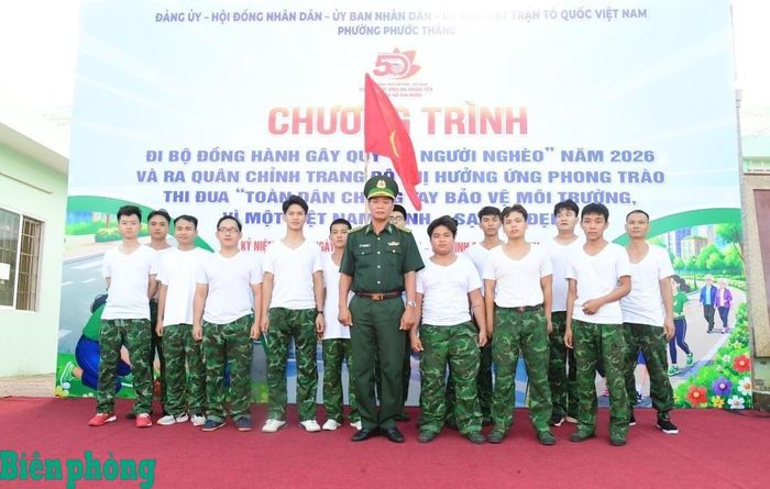 Cán bộ, chiến sĩ Hải đoàn Biên phòng 18 tham gia chương trình đi bộ đồng hành gây quỹ “Vì người nghèo” năm 2026 tại phường Phước Thắng, thành phố Hồ Chí Minh. Ảnh: Vũ Hùng