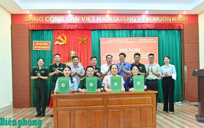 Chỉ huy Đồn Biên phòng cửa khẩu Hoành Mô và lãnh đạo Hội Liên hiệp Phụ nữ các xã Bình Liêu, Lục Hồn và Hoành Mô ký kết chương trình phối hợp giai đoạn 2026-2030. Ảnh: Xuân Hùng