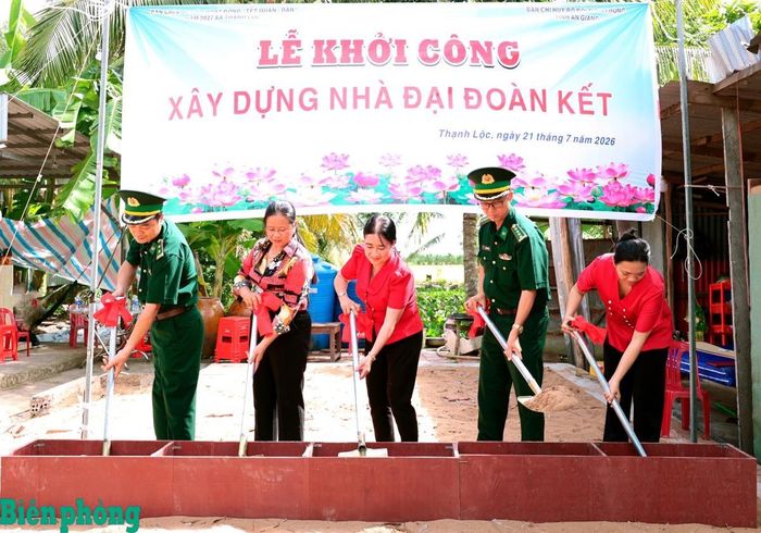 Lãnh đạo Ban Chỉ huy Bộ đội Biên phòng tỉnh An Giang và địa phương thực hiện nghi thức khởi công xây dựng Nhà Đại đoàn kết tặng bà Nguyễn Thị Ngọt. Ảnh: Tuấn Kiệt